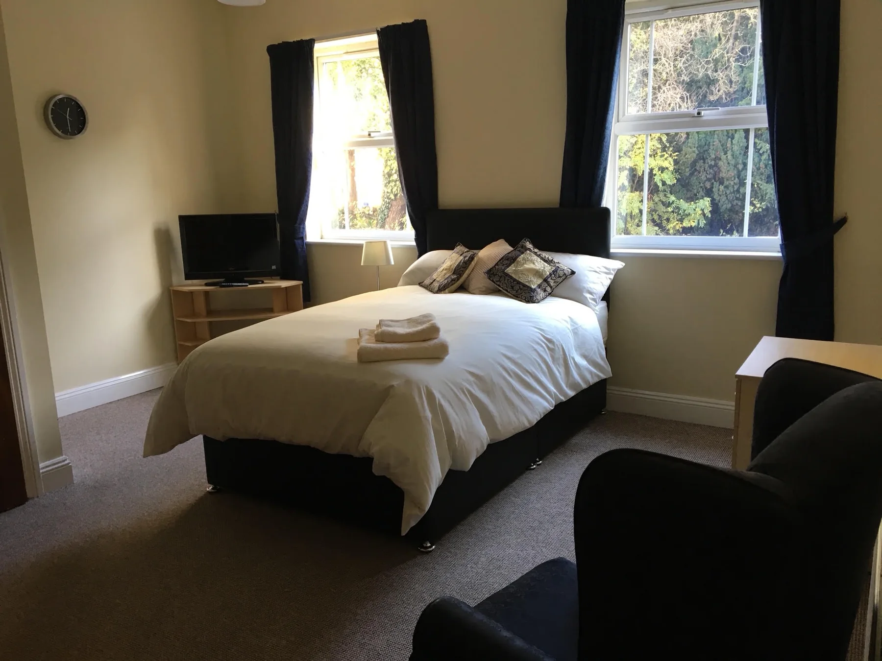 Furnished double room with bedding and towels